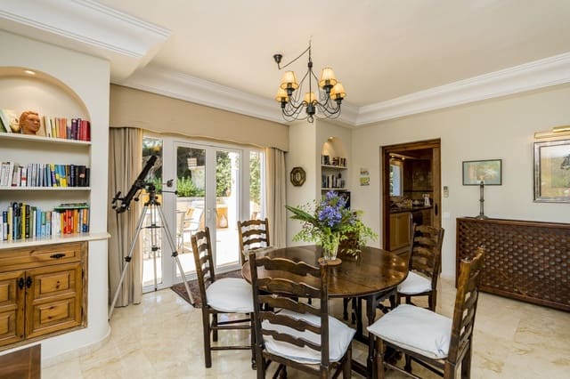 5 makuuhuone Huvila myytävänä paikassa El Paraiso, Estepona mukana uima-altaan 
autotalli - 1 695 000 € (Ref: 7033992)