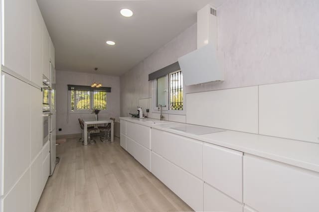 7 soverom Villa til salgs i Marbella med svømmebasseng garasje - € 1 750 000 (Ref: 7061197)