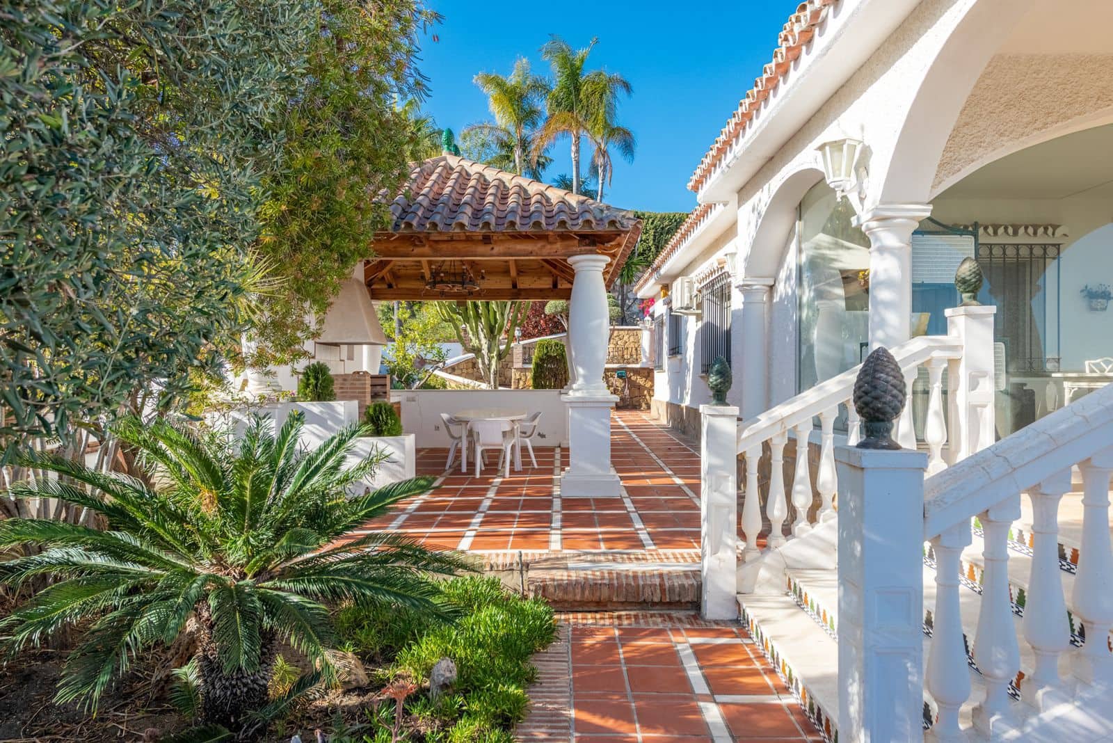 4 soveværelse Villa til salg i El Paraiso med swimmingpool garage - € 1.700.000 (Ref: 7070840)