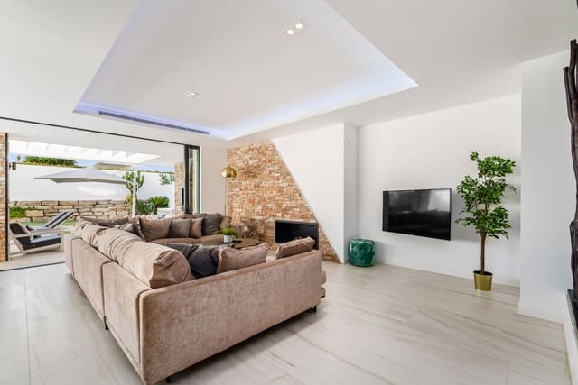 5 sypialnia Willa na sprzedaż w San Pedro de Alcantara, Marbella z basenem garażem - 1 950 000 € (Ref: 7078777)