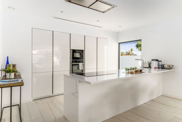 5 sypialnia Willa na sprzedaż w San Pedro de Alcantara, Marbella z basenem garażem - 1 950 000 € (Ref: 7078777)