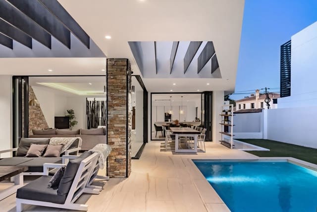 5 sypialnia Willa na sprzedaż w San Pedro de Alcantara, Marbella z basenem garażem - 1 950 000 € (Ref: 7078777)