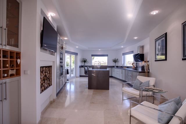 4 slaapkamer Villa te koop in Guadalmina, Marbella met zwembad garage - € 2.100.000 (Ref: 7101418)