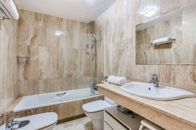 2 sovrum Lägenhet till salu i Elviria, Marbella med pool garage - 395 000 € (Ref: 7223789)