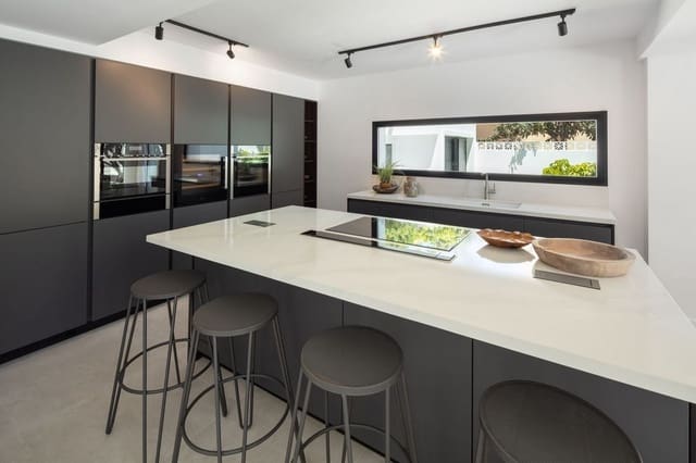 4 soveværelse Villa til salg i Puerto Banus, Marbella med swimmingpool garage - € 3.250.000 (Ref: 7272262)