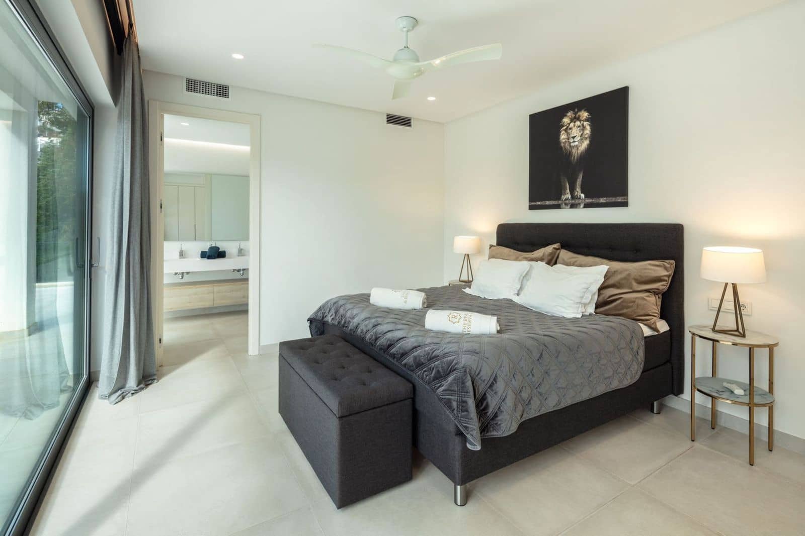 5 slaapkamer Villa te koop in Nueva Andalucia met zwembad garage - € 1.450.000 (Ref: 7277849)