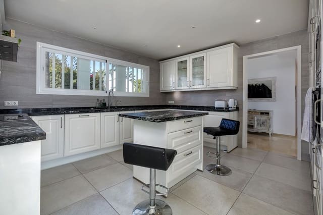 4 soverom Villa til salgs i El Chaparral, Mijas med svømmebasseng garasje - € 895 000 (Ref: 7299546)