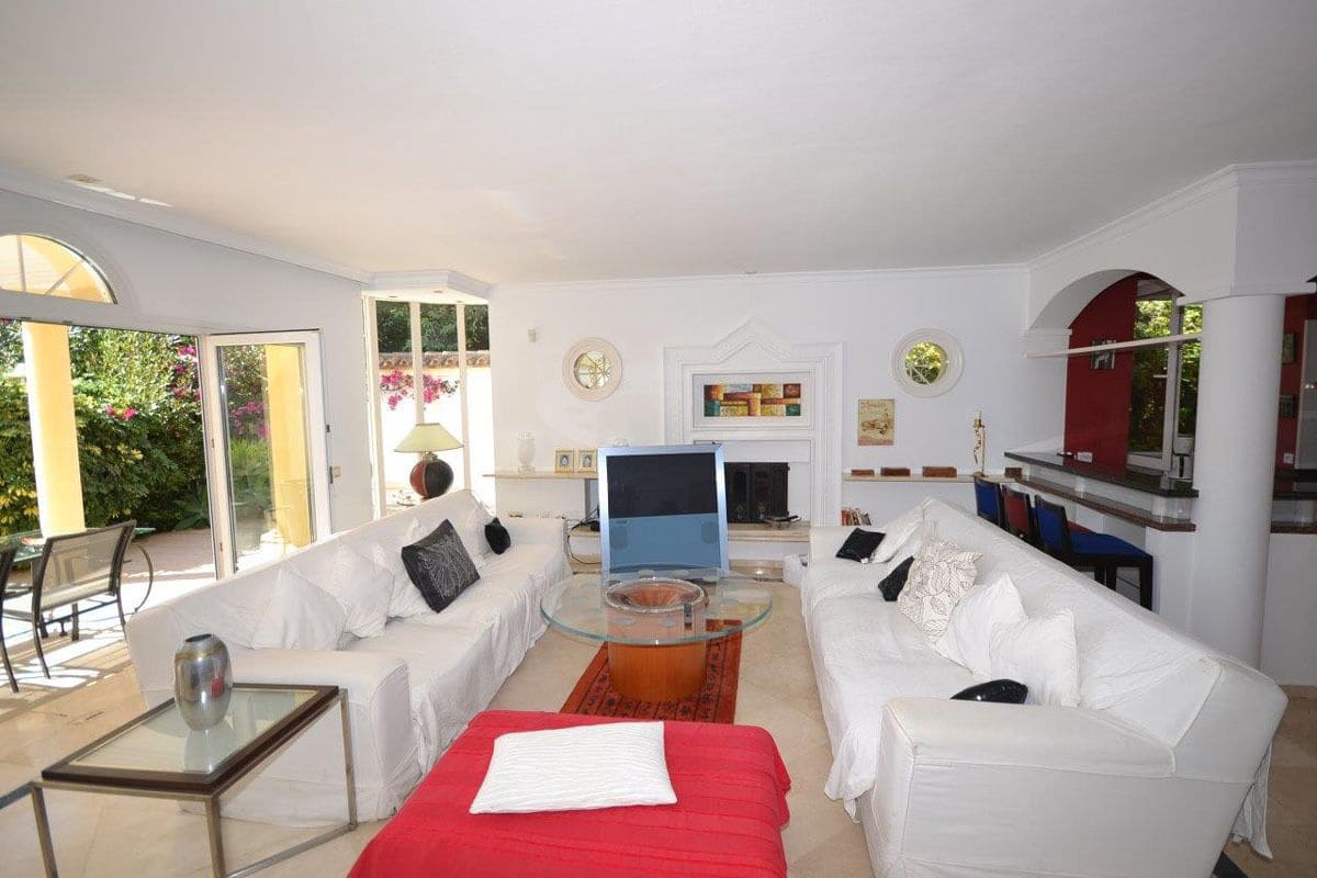 4 soverom Villa til salgs i Marbella med svømmebasseng garasje - € 1 300 000 (Ref: 7323555)