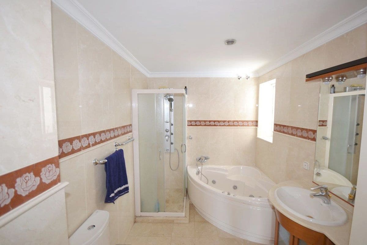 4 soverom Villa til salgs i Marbella med svømmebasseng garasje - € 1 300 000 (Ref: 7323555)