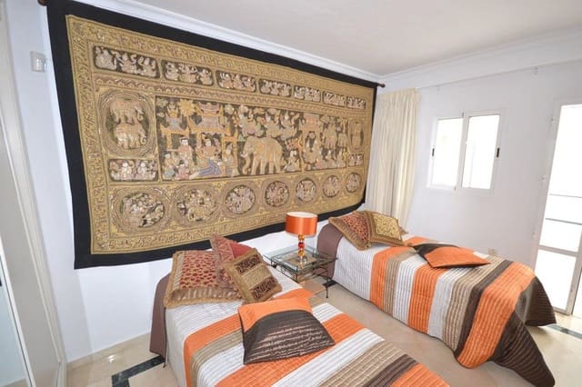 4 soverom Villa til salgs i Marbella med svømmebasseng garasje - € 1 300 000 (Ref: 7323555)