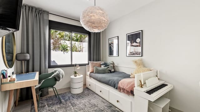 5 makuuhuone Huvila myytävänä paikassa Nueva Andalucia, Marbella mukana uima-altaan 
autotalli - 1 395 000 € (Ref: 7323558)