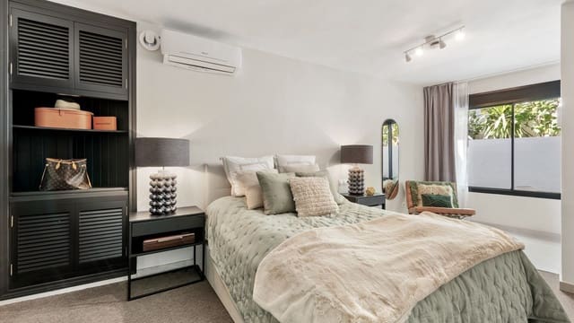 5 makuuhuone Huvila myytävänä paikassa Nueva Andalucia, Marbella mukana uima-altaan 
autotalli - 1 395 000 € (Ref: 7323558)