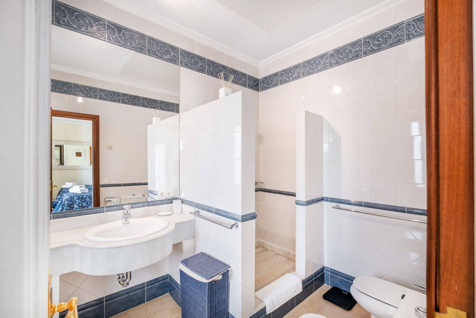 5 soverom Villa til salgs i Aloha Golf med svømmebasseng garasje - € 3 995 000 (Ref: 7358659)