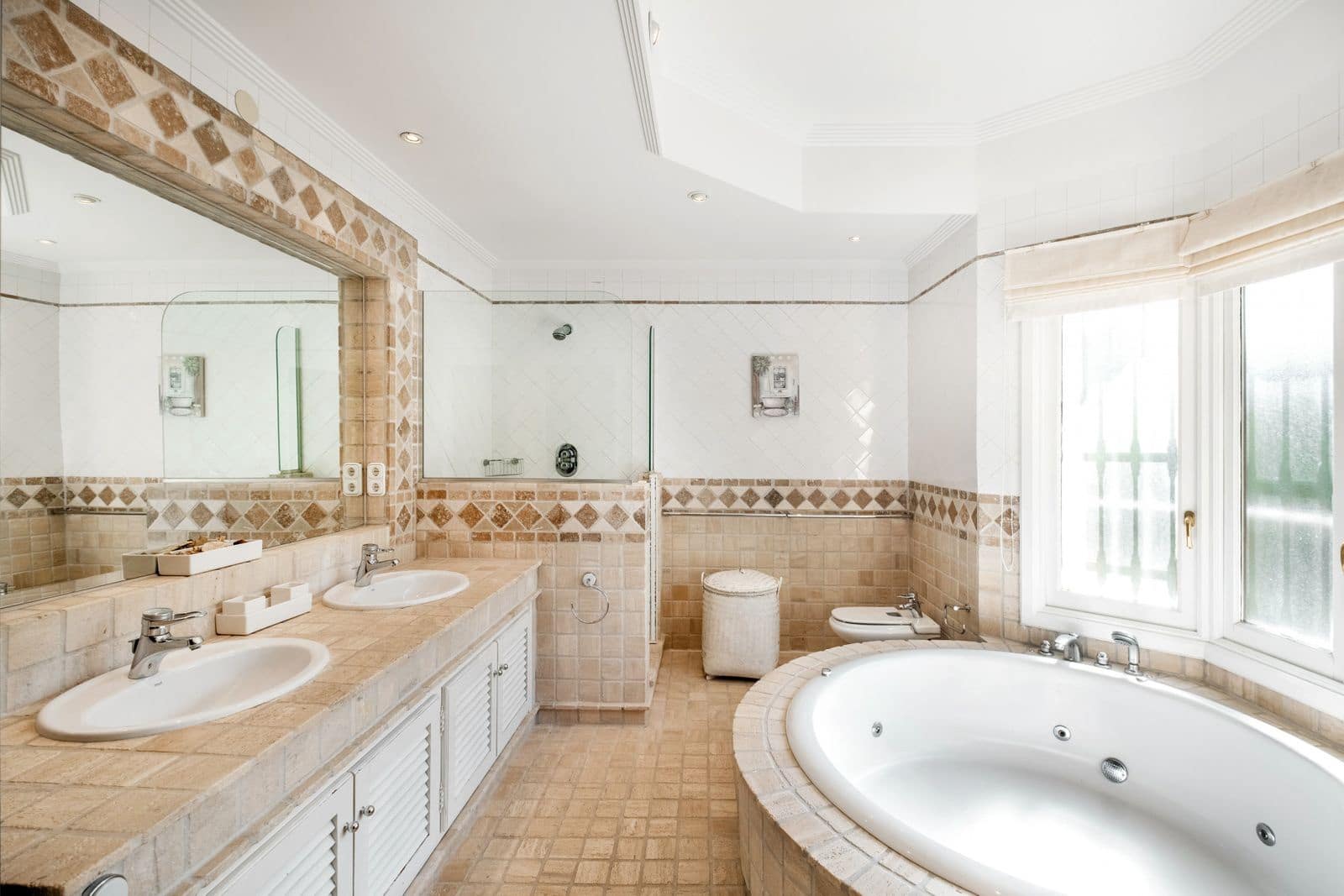 5 soverom Villa til salgs i Aloha Golf med svømmebasseng garasje - € 3 995 000 (Ref: 7358659)