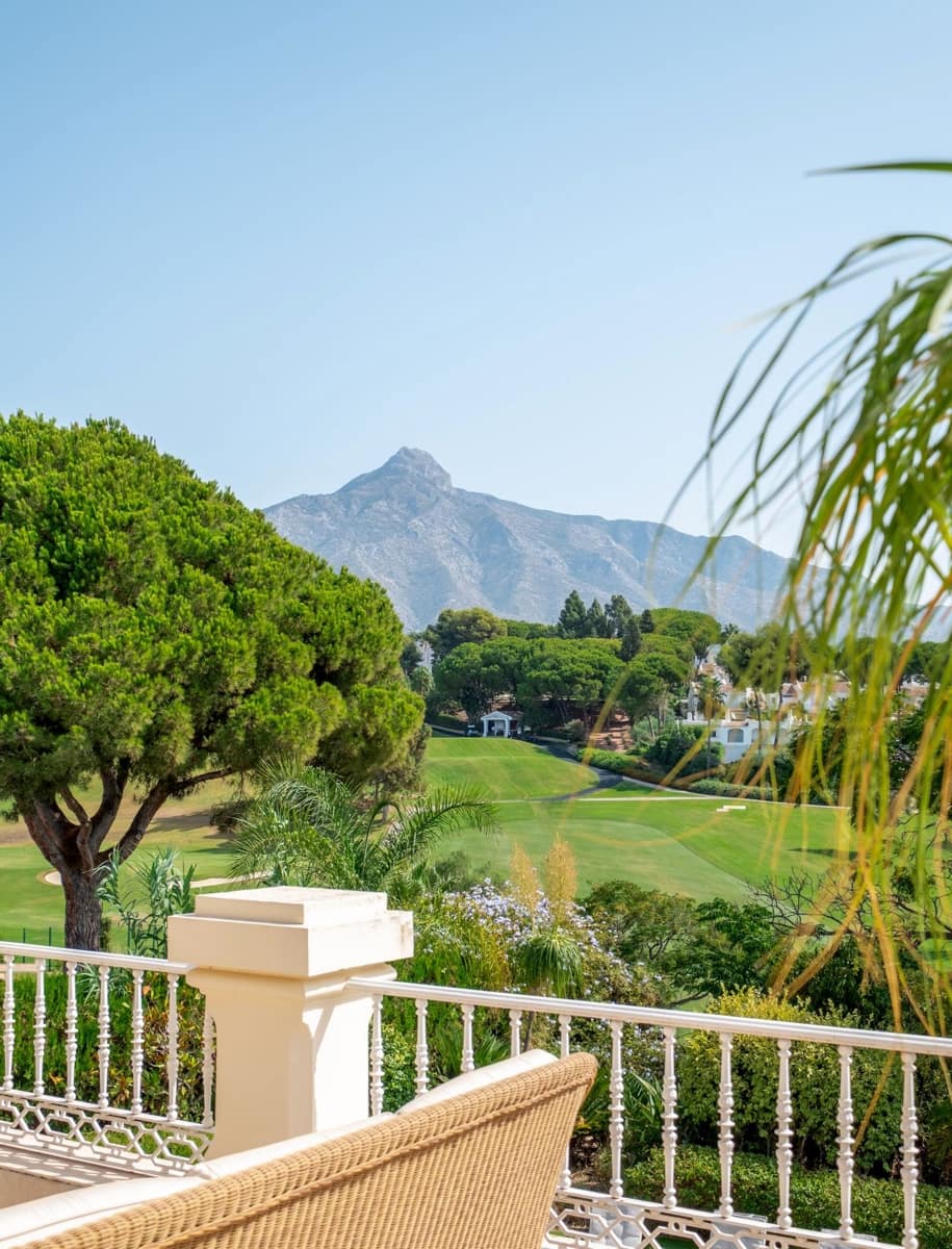 5 soverom Villa til salgs i Aloha Golf med svømmebasseng garasje - € 3 995 000 (Ref: 7358659)