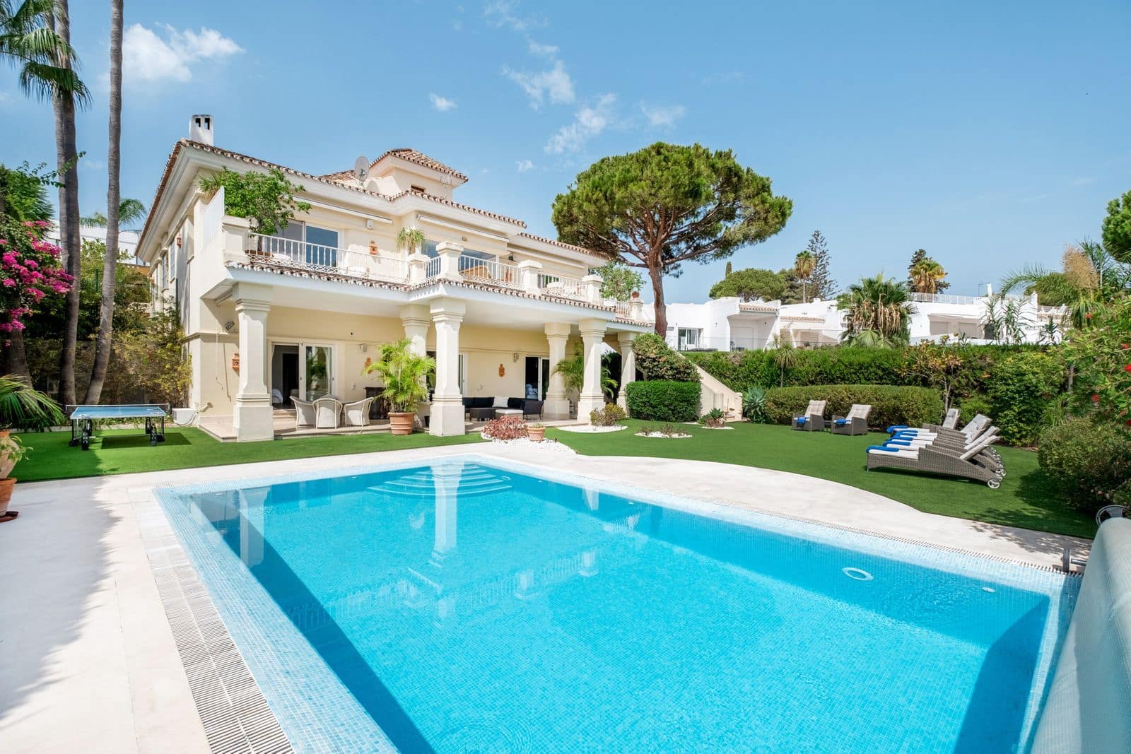 5 soverom Villa til salgs i Aloha Golf med svømmebasseng garasje - € 3 995 000 (Ref: 7358659)