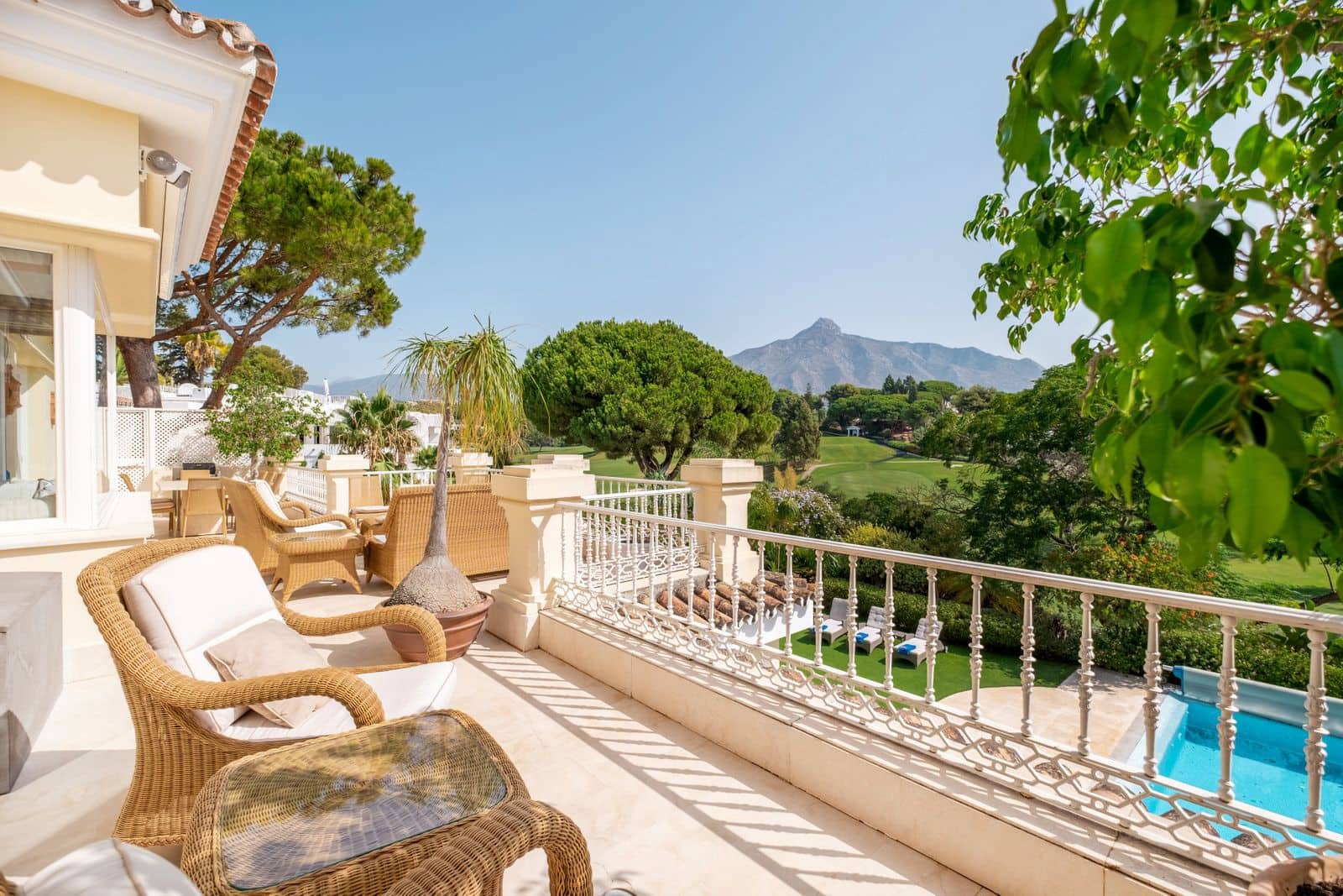 5 soverom Villa til salgs i Aloha Golf med svømmebasseng garasje - € 3 995 000 (Ref: 7358659)