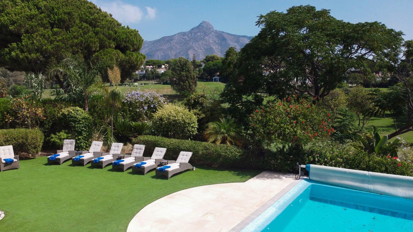 5 soverom Villa til salgs i Aloha Golf med svømmebasseng garasje - € 3 995 000 (Ref: 7358659)