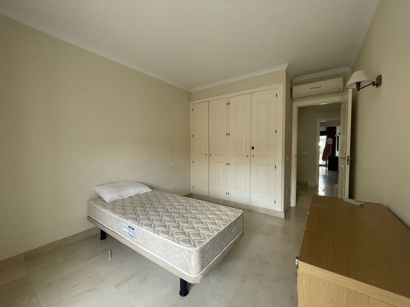 4 quarto Casa em Banda para venda em La Atalaya com piscina garagem - 565 000 € (Ref: 7383097)