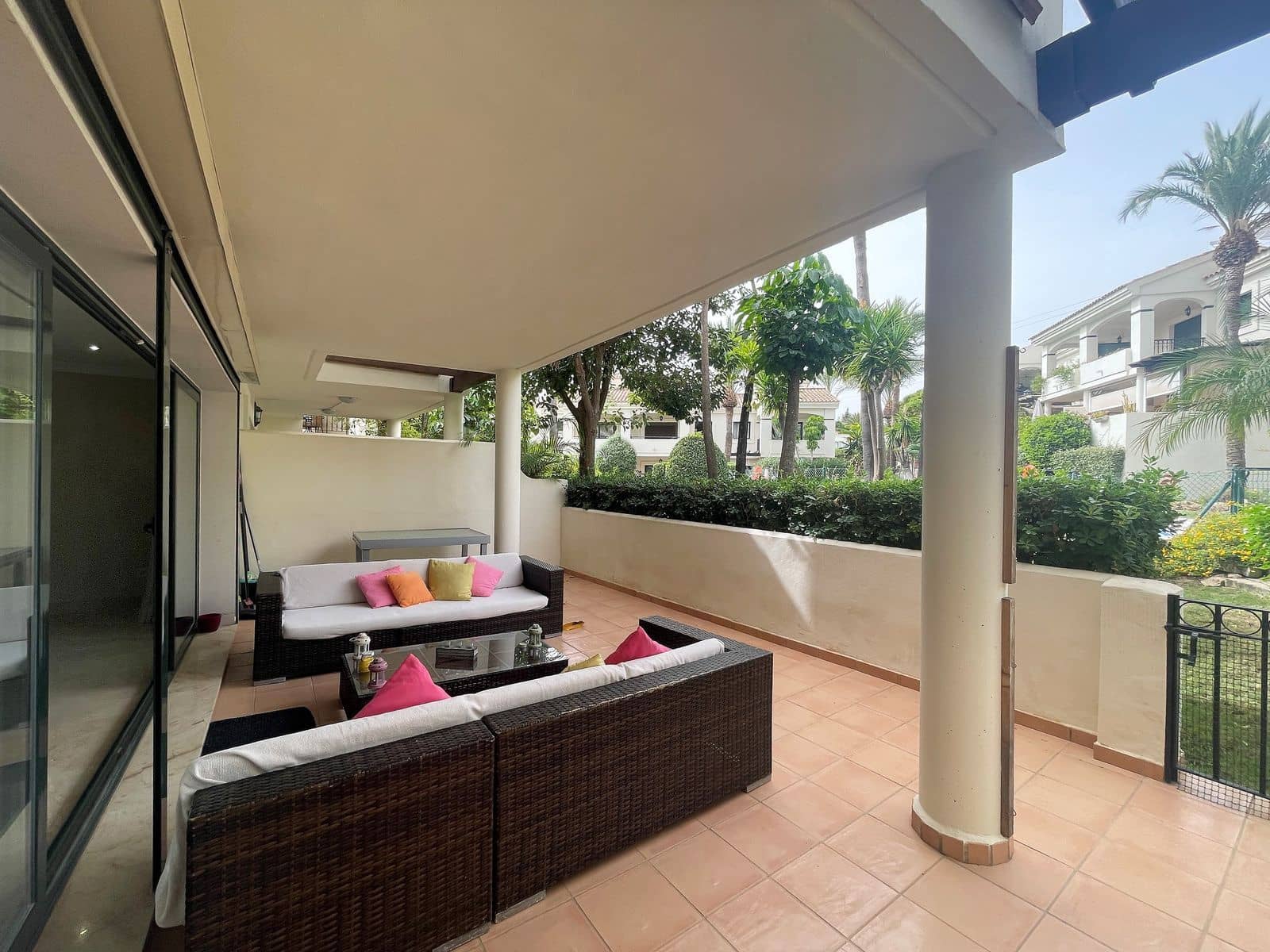 4 quarto Casa em Banda para venda em La Atalaya com piscina garagem - 565 000 € (Ref: 7383097)