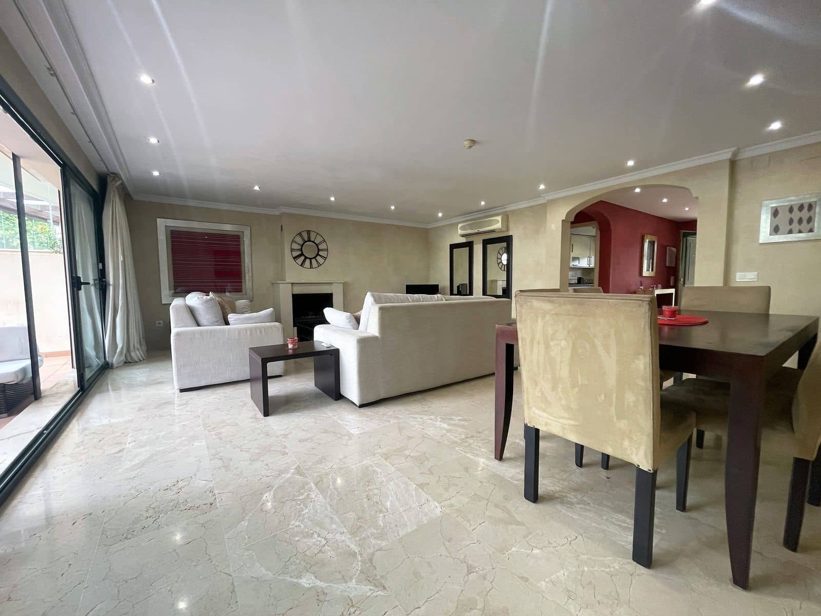 4 quarto Casa em Banda para venda em La Atalaya com piscina garagem - 565 000 € (Ref: 7383097)