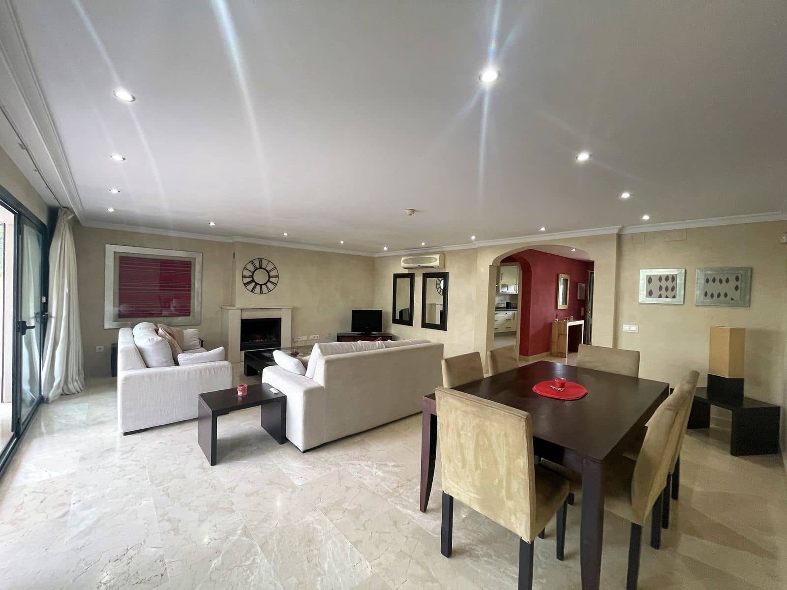 4 quarto Casa em Banda para venda em La Atalaya com piscina garagem - 565 000 € (Ref: 7383097)