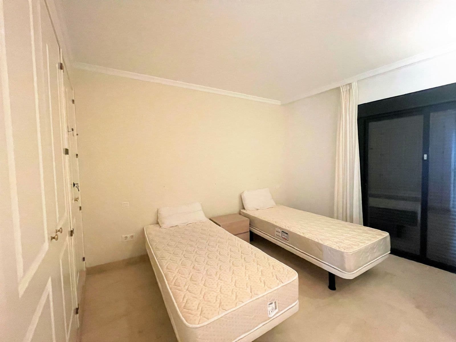 4 quarto Casa em Banda para venda em La Atalaya com piscina garagem - 565 000 € (Ref: 7383097)