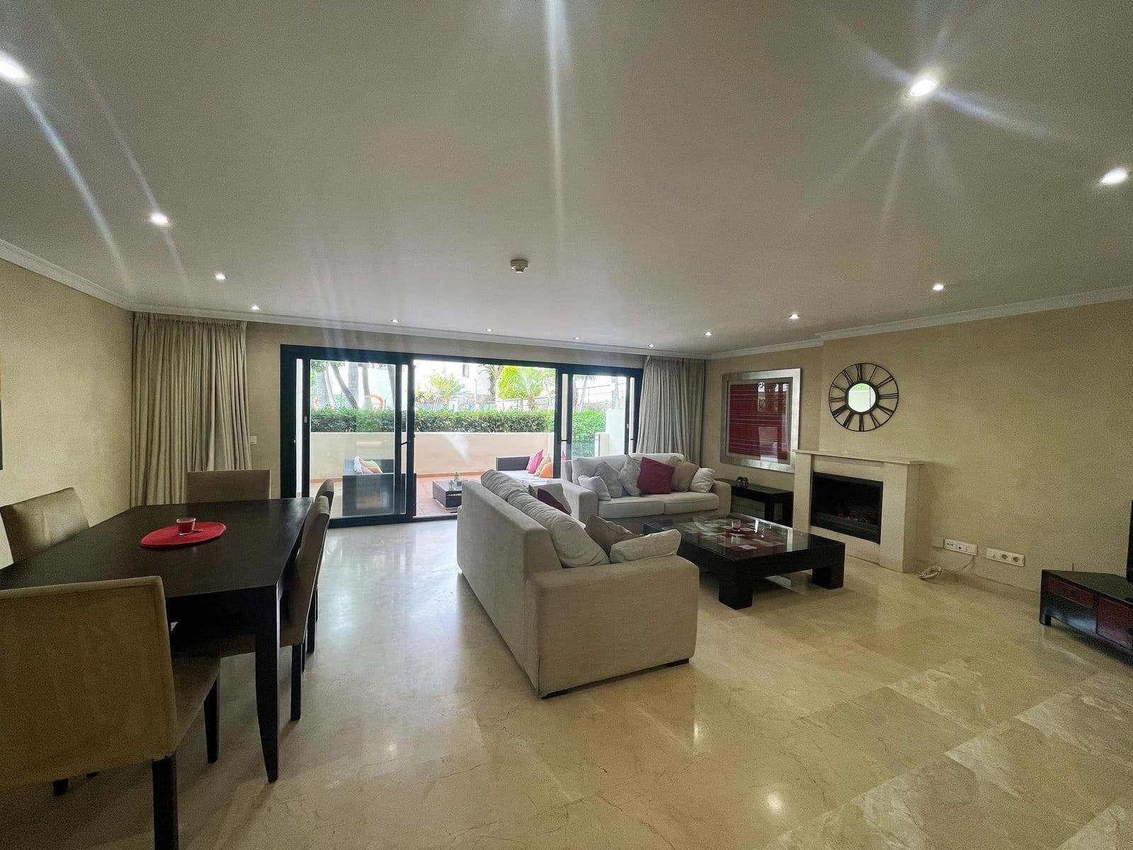 4 quarto Casa em Banda para venda em La Atalaya com piscina garagem - 565 000 € (Ref: 7383097)