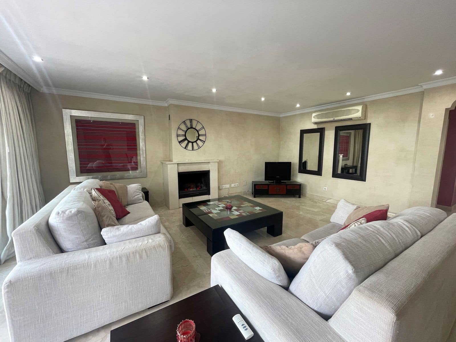 4 quarto Casa em Banda para venda em La Atalaya com piscina garagem - 565 000 € (Ref: 7383097)