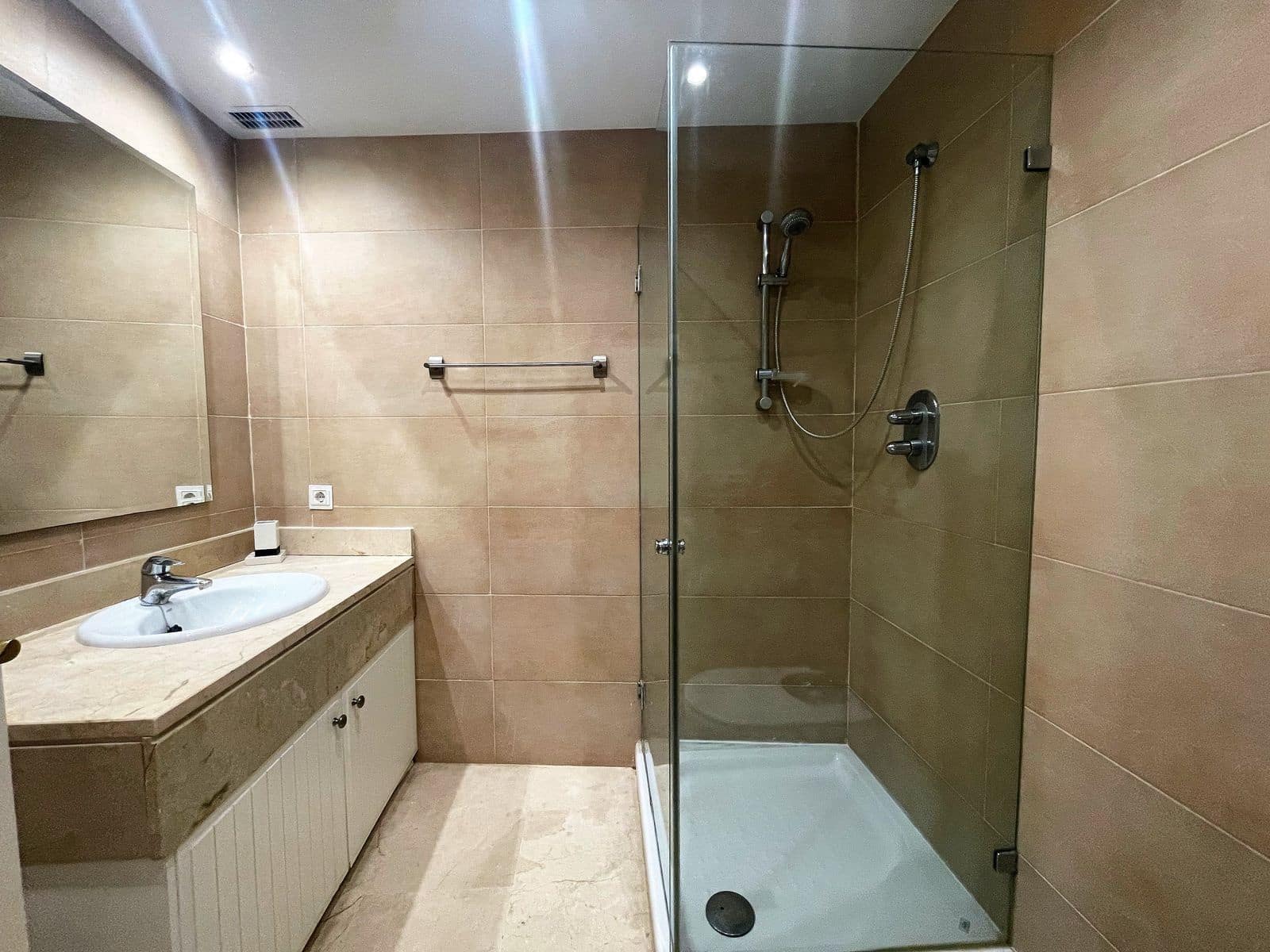 4 quarto Casa em Banda para venda em La Atalaya com piscina garagem - 565 000 € (Ref: 7383097)