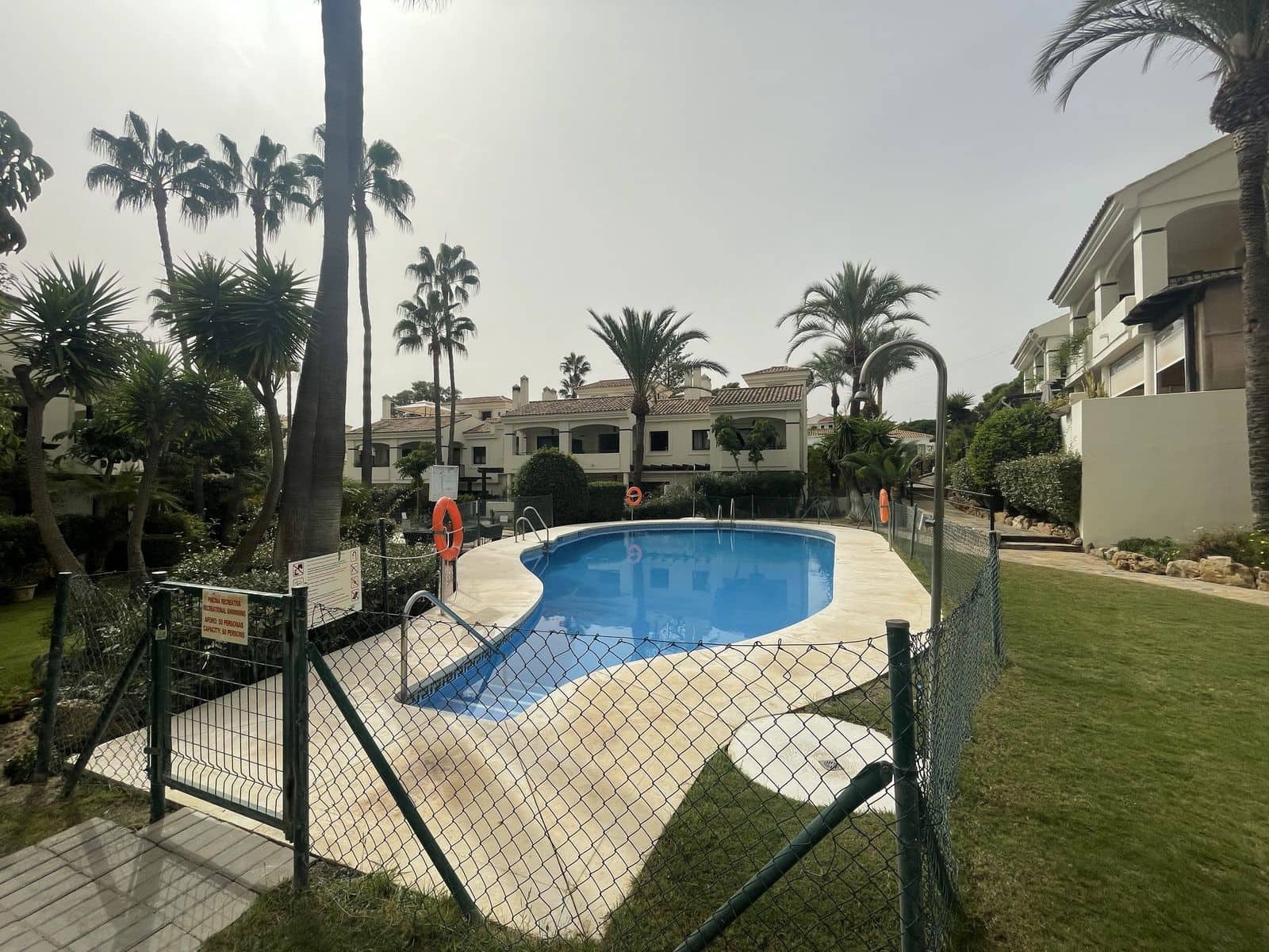 4 quarto Casa em Banda para venda em La Atalaya com piscina garagem - 565 000 € (Ref: 7383097)