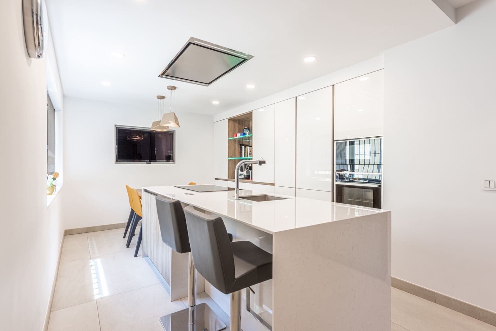 3 soverom Villa til salgs i Nueva Andalucia med svømmebasseng garasje - € 745 000 (Ref: 7394000)