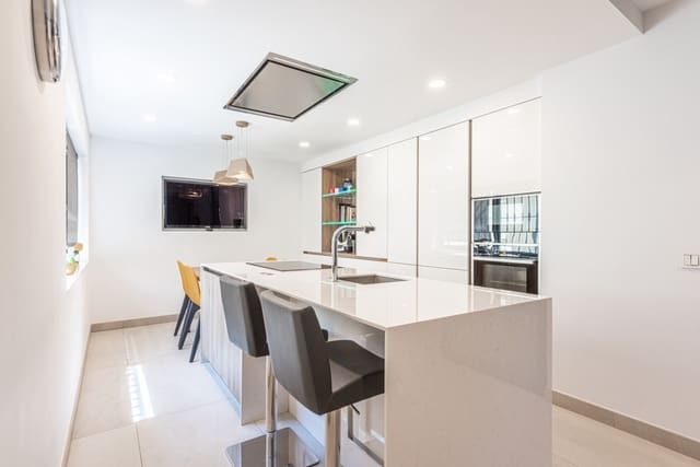 3 soverom Villa til salgs i Nueva Andalucia, Marbella med svømmebasseng garasje - € 745 000 (Ref: 7394000)