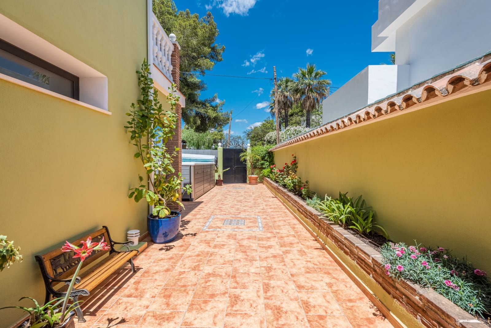 3 soverom Villa til salgs i Nueva Andalucia med svømmebasseng garasje - € 745 000 (Ref: 7394000)