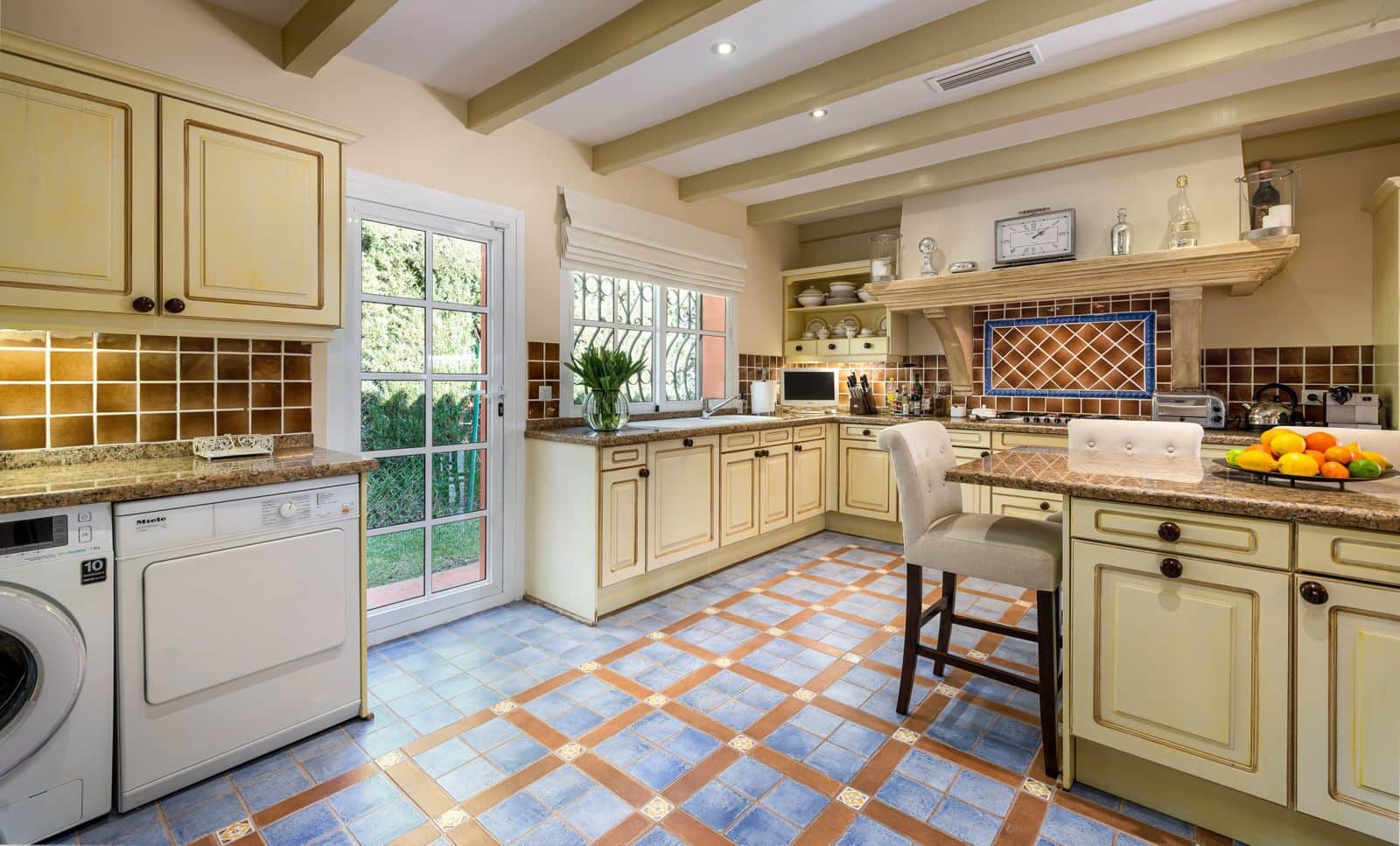 4 soverom Villa til salgs i El Paraiso med svømmebasseng garasje - € 1 595 000 (Ref: 7409615)