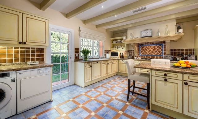 4 soverom Villa til salgs i El Paraiso, Estepona med svømmebasseng garasje - € 1 595 000 (Ref: 7409615)