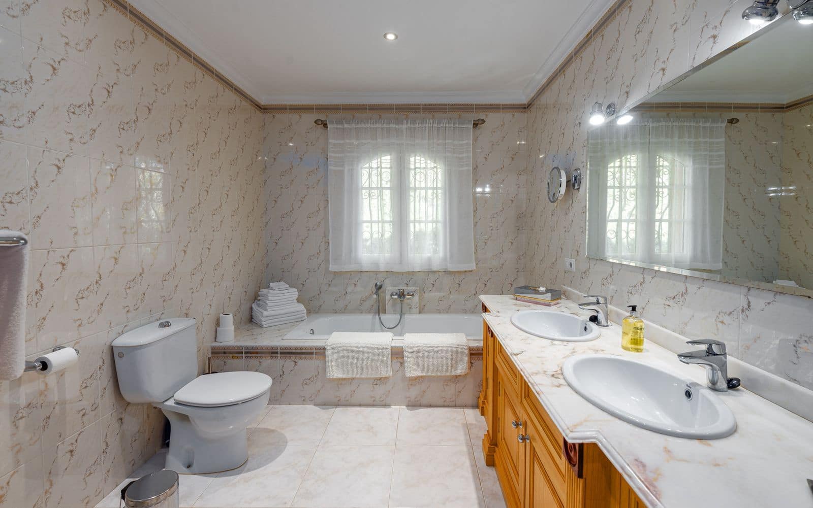 4 soverom Villa til salgs i El Paraiso med svømmebasseng garasje - € 1 595 000 (Ref: 7409615)