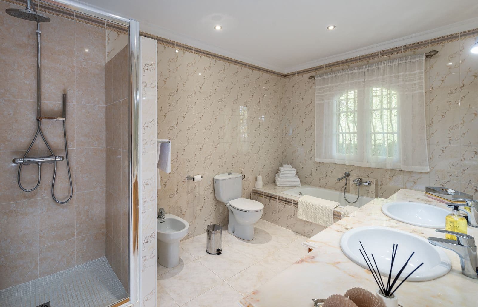 4 soverom Villa til salgs i El Paraiso med svømmebasseng garasje - € 1 595 000 (Ref: 7409615)