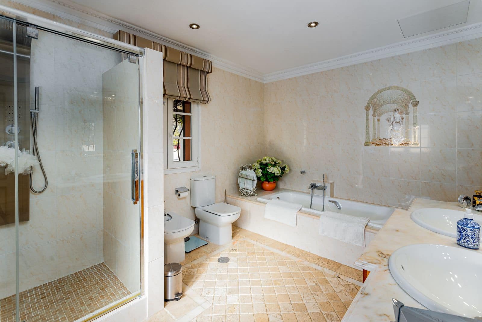 4 soverom Villa til salgs i El Paraiso med svømmebasseng garasje - € 1 595 000 (Ref: 7409615)