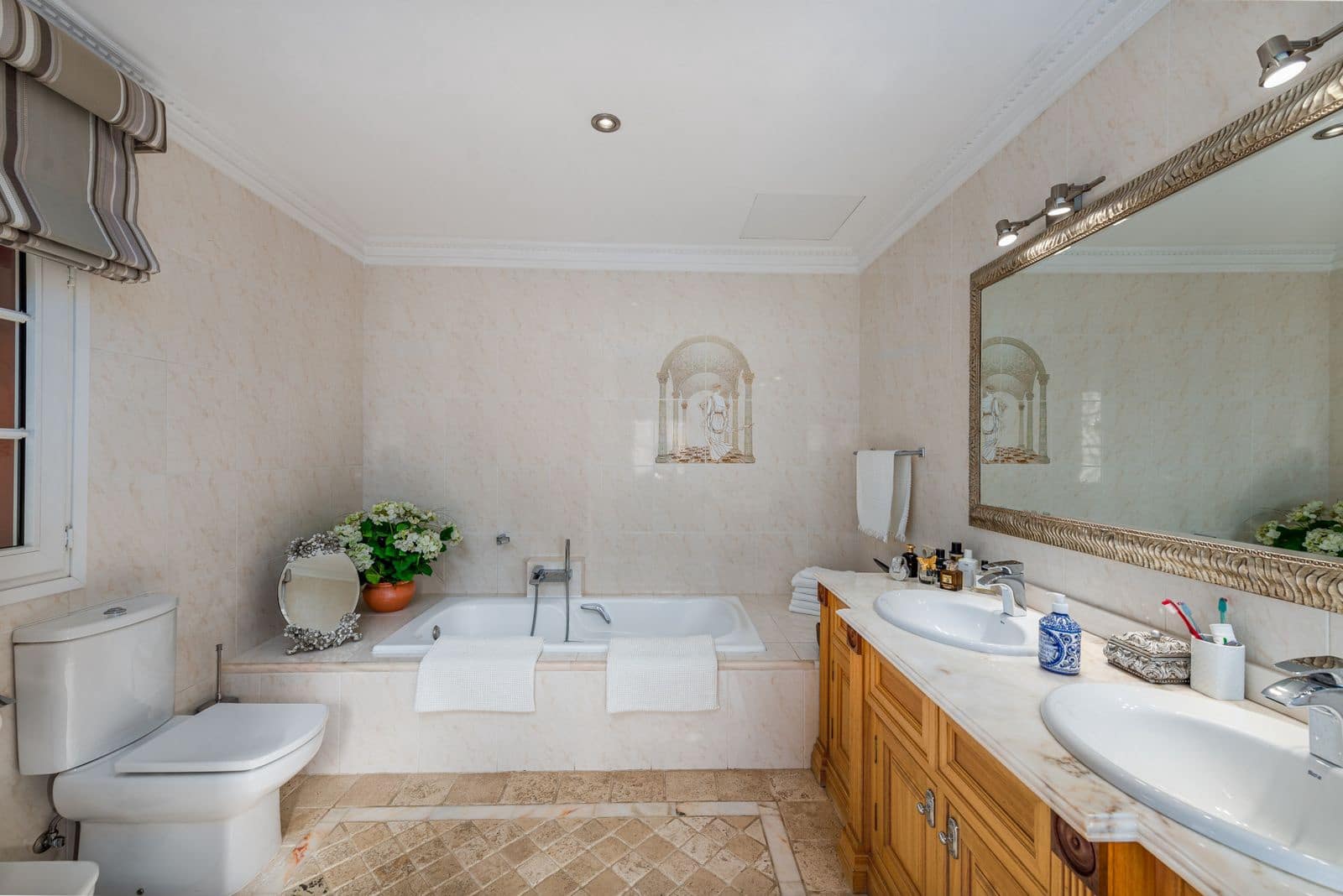 4 soverom Villa til salgs i El Paraiso med svømmebasseng garasje - € 1 595 000 (Ref: 7409615)