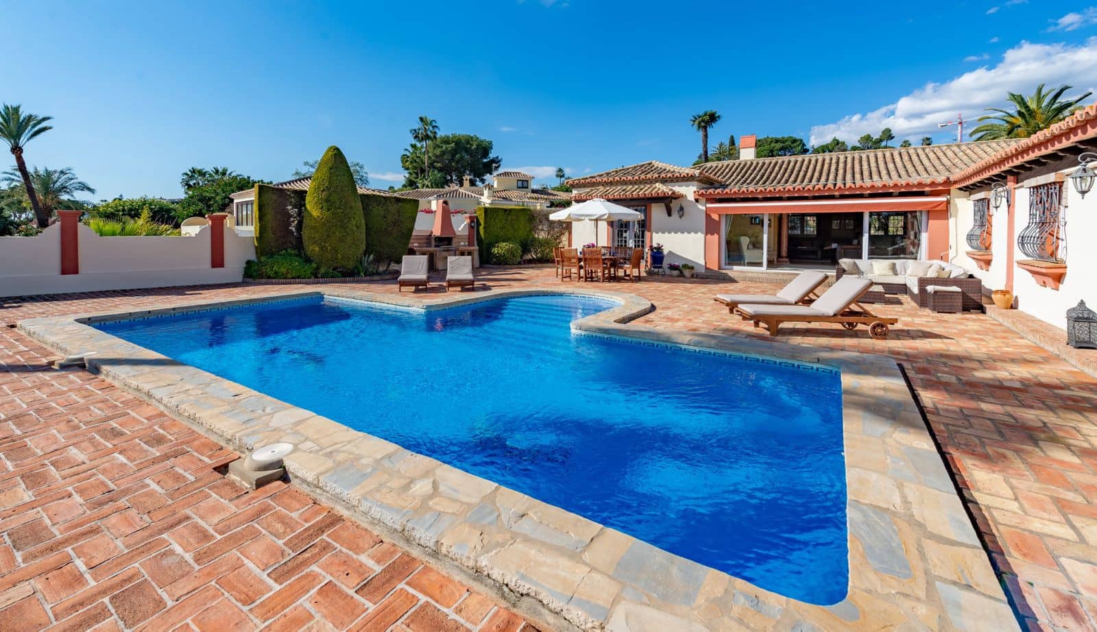 4 soverom Villa til salgs i El Paraiso med svømmebasseng garasje - € 1 595 000 (Ref: 7409615)