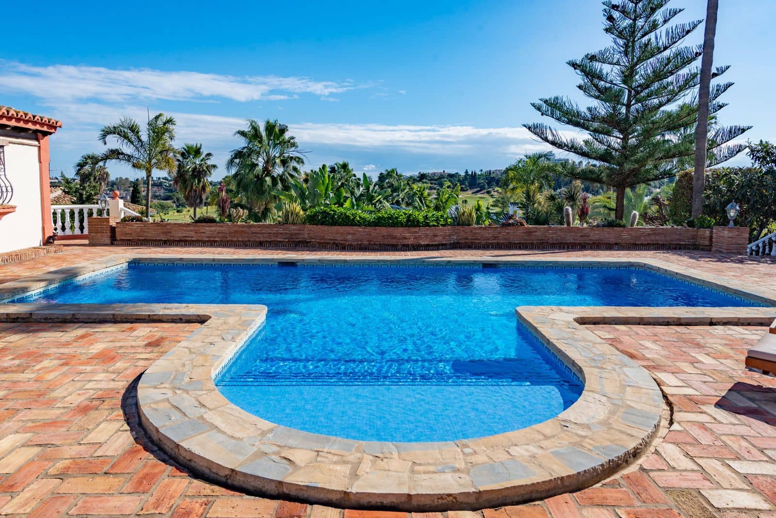 4 soverom Villa til salgs i El Paraiso med svømmebasseng garasje - € 1 595 000 (Ref: 7409615)