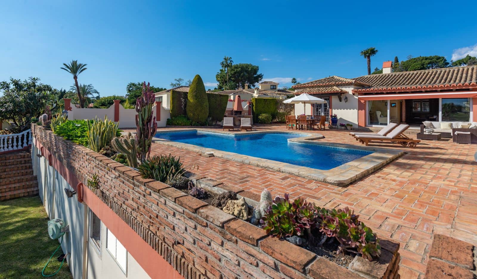 4 soverom Villa til salgs i El Paraiso med svømmebasseng garasje - € 1 595 000 (Ref: 7409615)