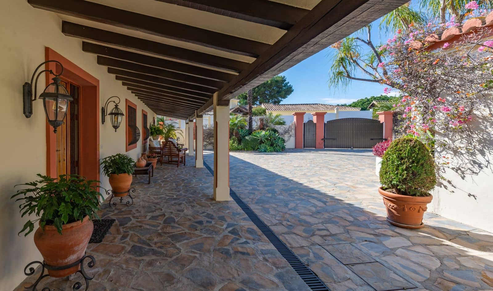 4 soverom Villa til salgs i El Paraiso med svømmebasseng garasje - € 1 595 000 (Ref: 7409615)