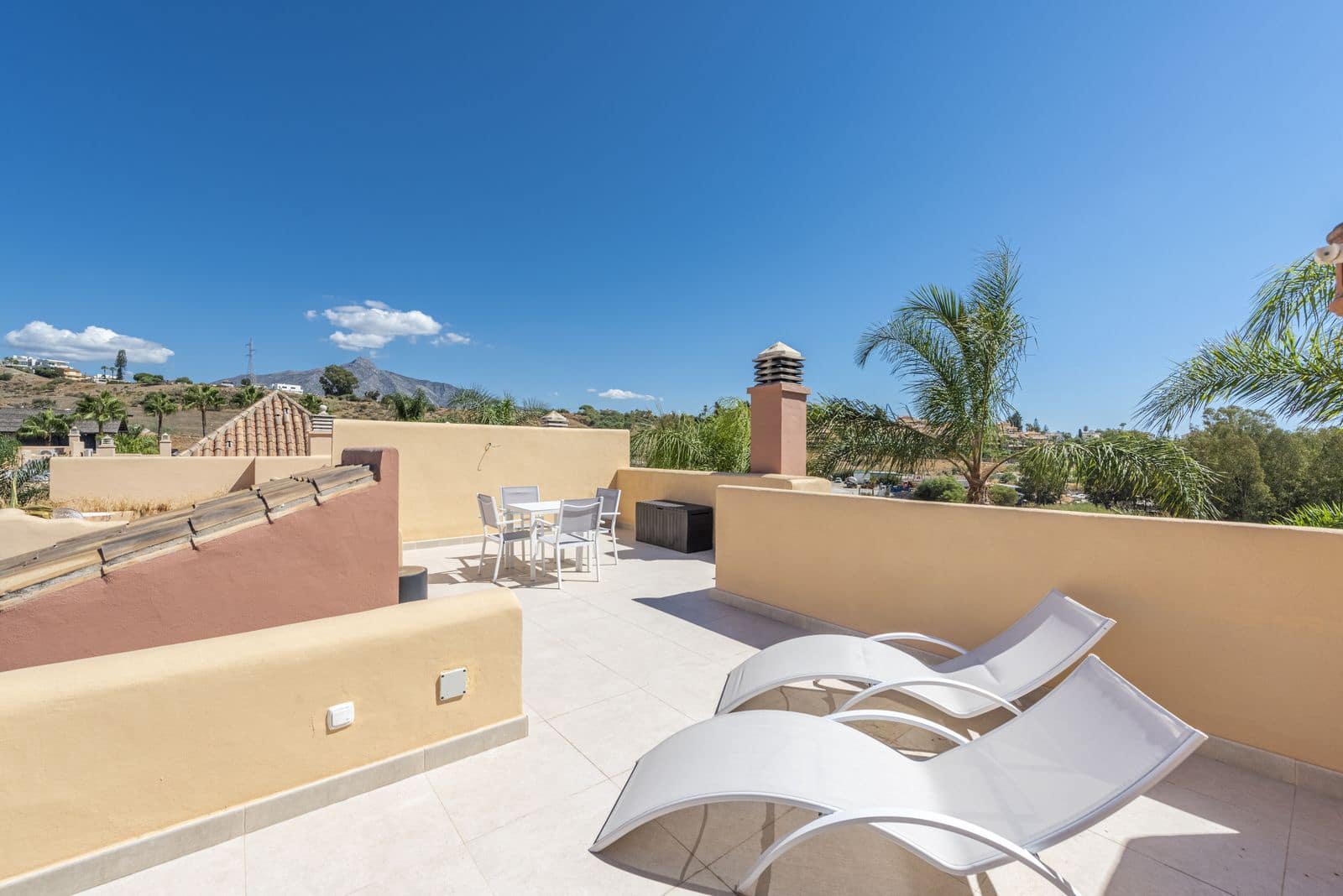 4 quarto Casa em Banda para venda em Nueva Andalucia com piscina garagem - 575 000 € (Ref: 7424738)