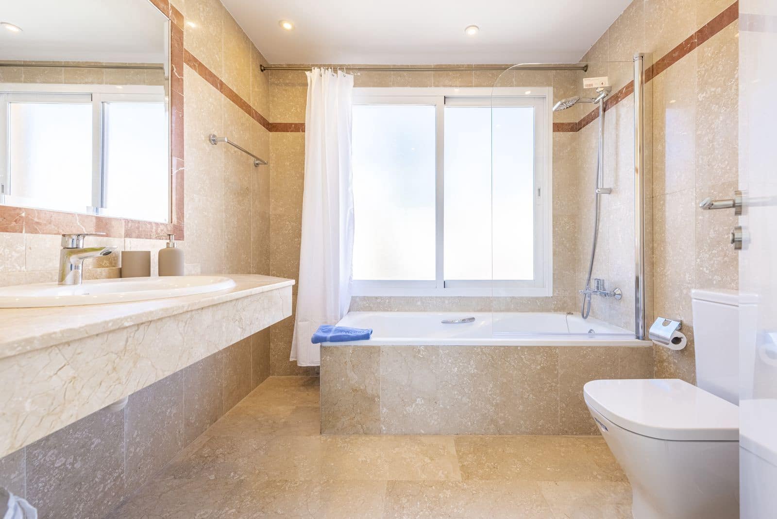 4 quarto Casa em Banda para venda em Nueva Andalucia com piscina garagem - 575 000 € (Ref: 7424738)