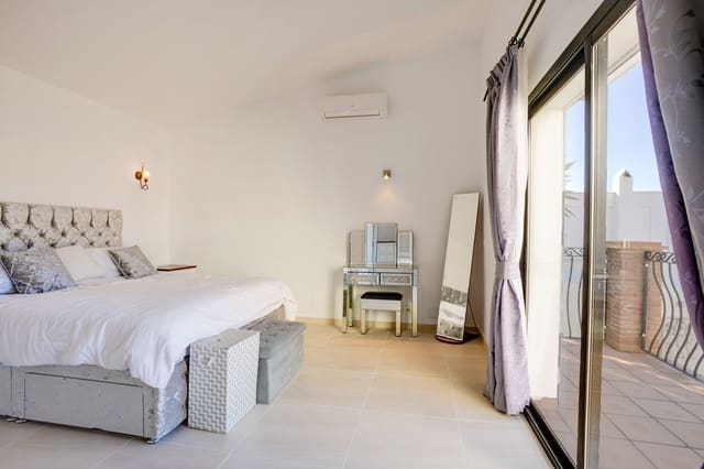 4 sovrum Villa till salu i Estepona med pool garage - 890 000 € (Ref: 7431340)