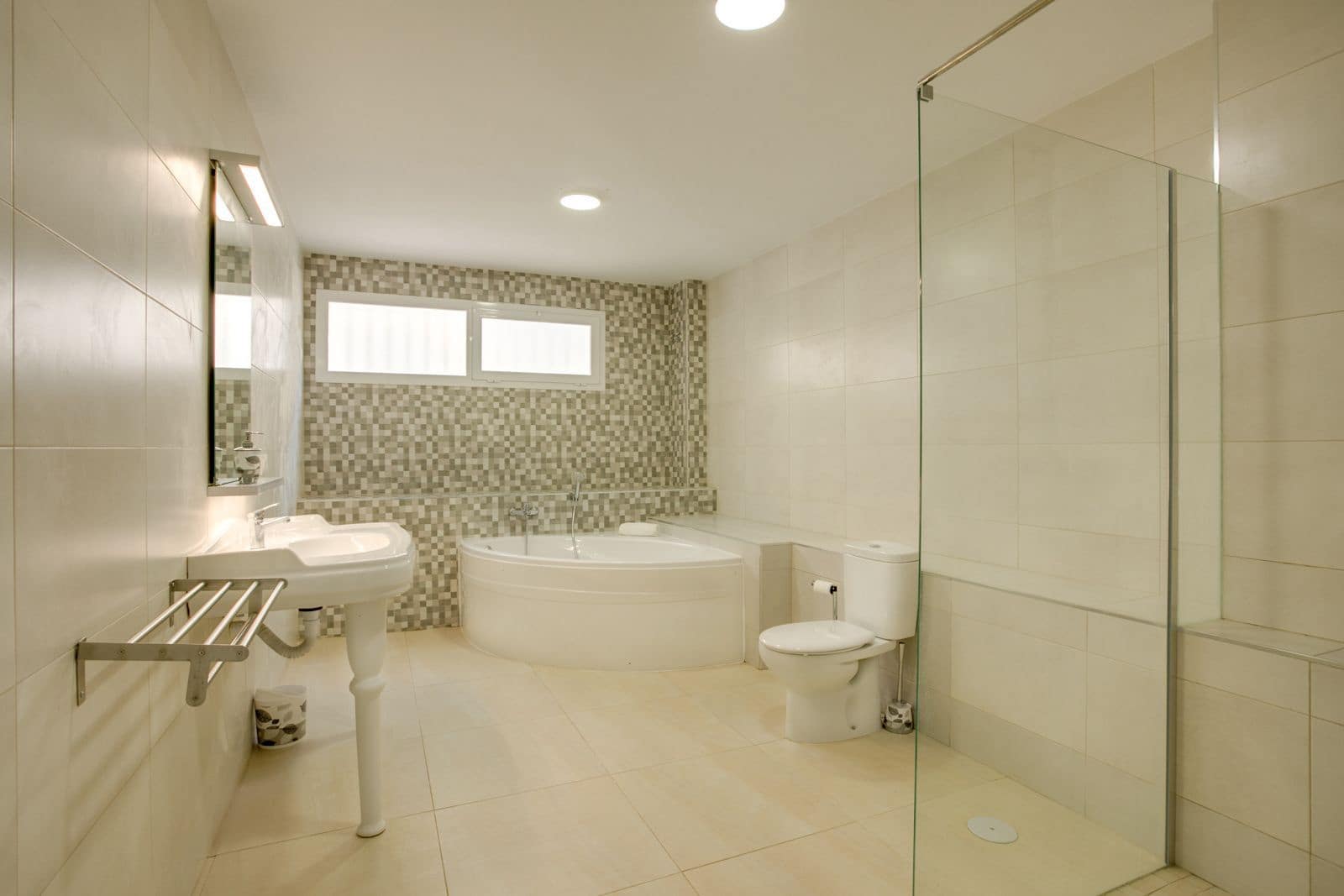 4 sovrum Villa till salu i Estepona med pool garage - 890 000 € (Ref: 7431340)