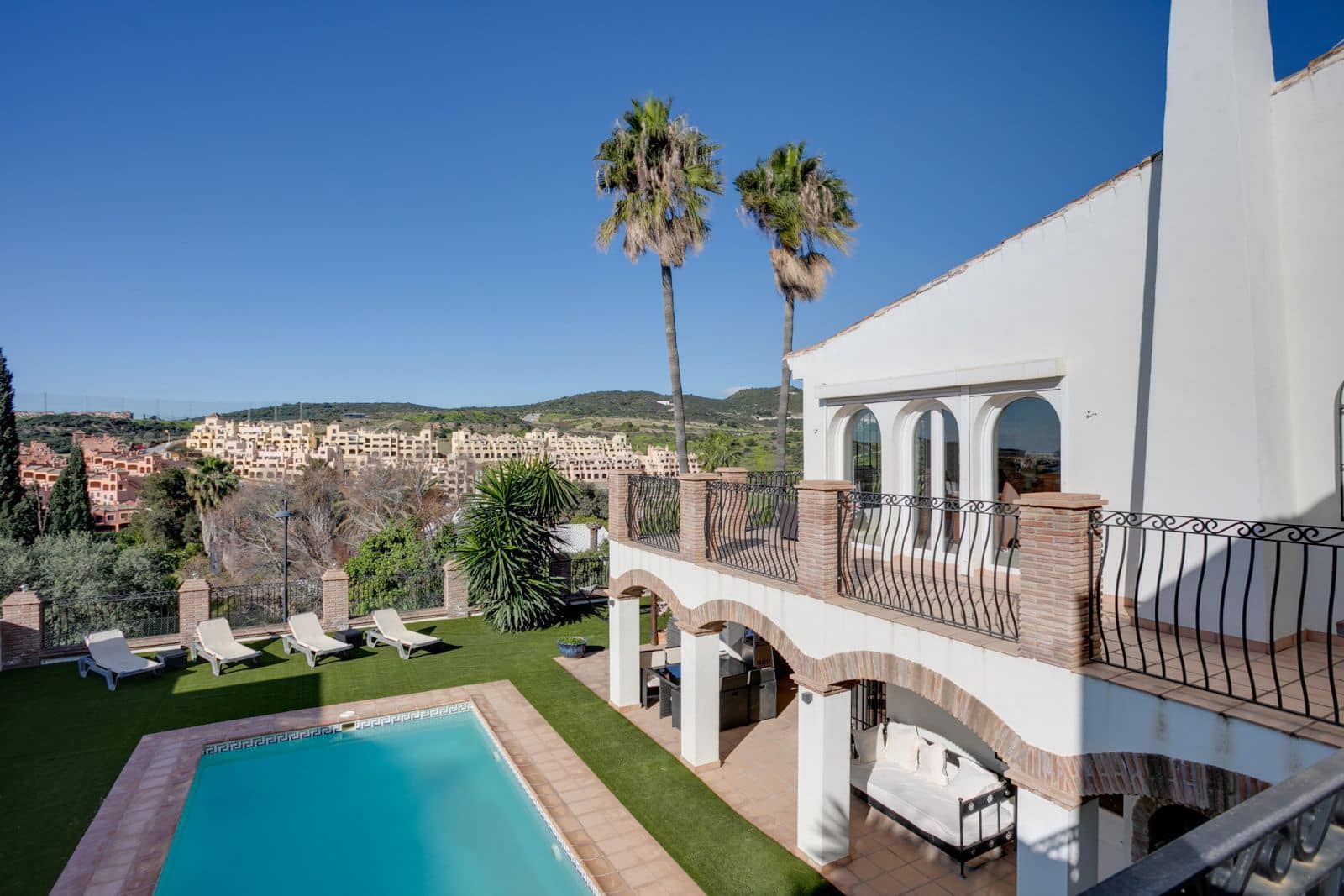 4 sovrum Villa till salu i Estepona med pool garage - 890 000 € (Ref: 7431340)