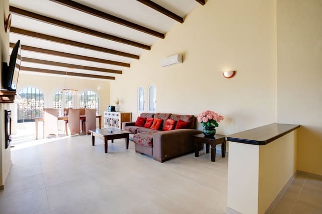 4 sovrum Villa till salu i Estepona med pool garage - 890 000 € (Ref: 7431340)